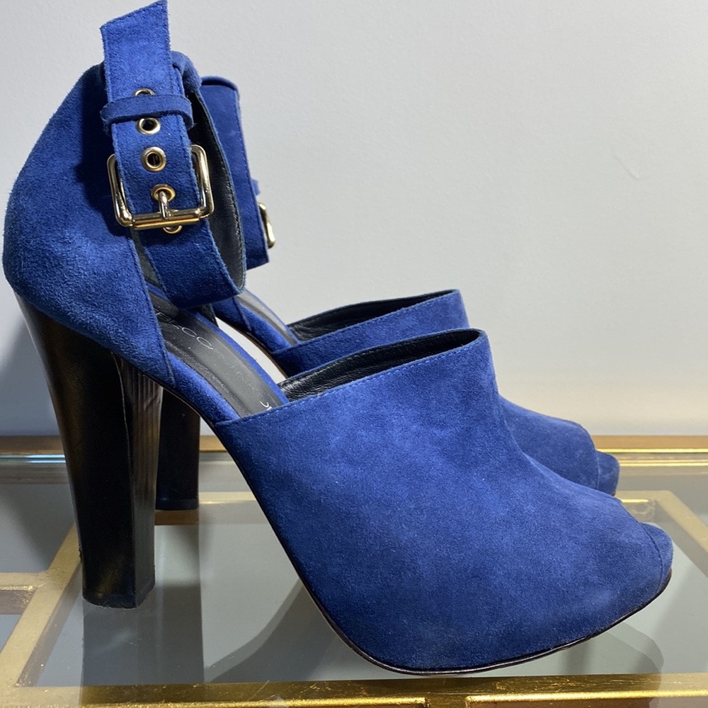 BLUE SUEDE SHOES!
